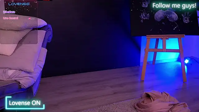 Snapshot of AriaVoss chatting on 10-05-25, 08:18 AriaVoss online show from 10-05-25, 08:18