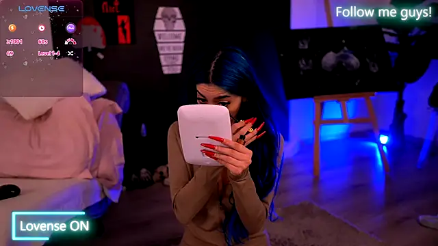 Snapshot of AriaVoss chatting on 10-29-25, 10:33 AriaVoss online show from 10-29-25, 10:33