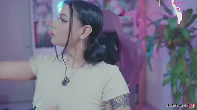 Snapshot of sensualkattt chatting on 09-10-25, 01:00 sensualkattt online show from 09-10-25, 01:00