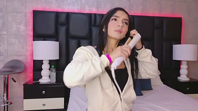 Snapshot of MiaSweeths chatting on 10-25-25, 11:40 MiaSweeths online show from 10-25-25, 11:40