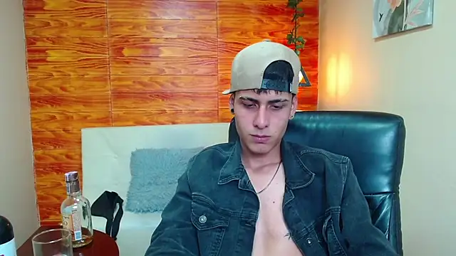 Snapshot of Bastiaan_28 chatting on 12-04-24, 09:40 Bastiaan 28 online show from 12-04-24, 09:40