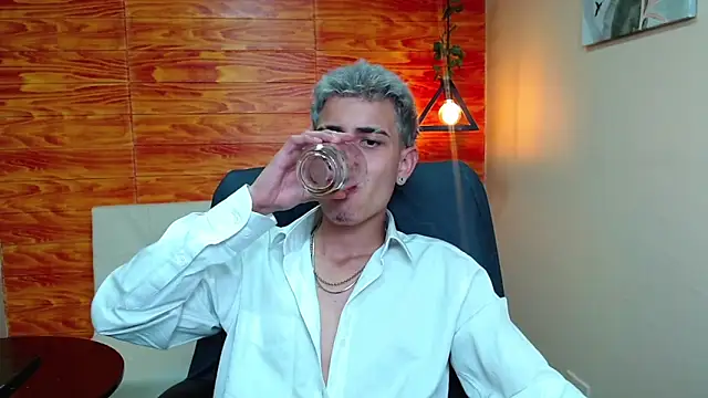 Snapshot of Bastiaan_28 chatting on 12-18-24, 05:59 Bastiaan 28 online show from 12-18-24, 05:59