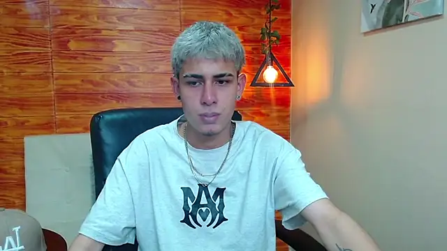 Snapshot of Bastiaan_28 chatting on 12-25-24, 12:05 Bastiaan 28 online show from 12-25-24, 12:05