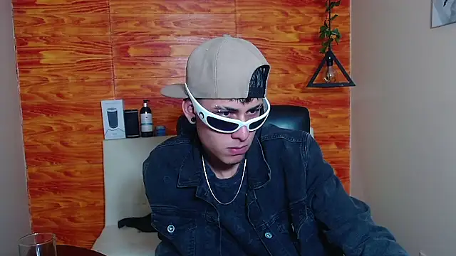 Snapshot of Bastiaan_28 chatting on 02-06-25, 12:54 Bastiaan 28 online show from 02-06-25, 12:54