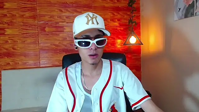 Snapshot of Bastiaan_28 chatting on 02-20-25, 02:40 Bastiaan 28 online show from 02-20-25, 02:40