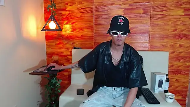 Snapshot of Bastiaan_28 chatting on 03-11-25, 02:21 Bastiaan 28 online show from 03-11-25, 02:21