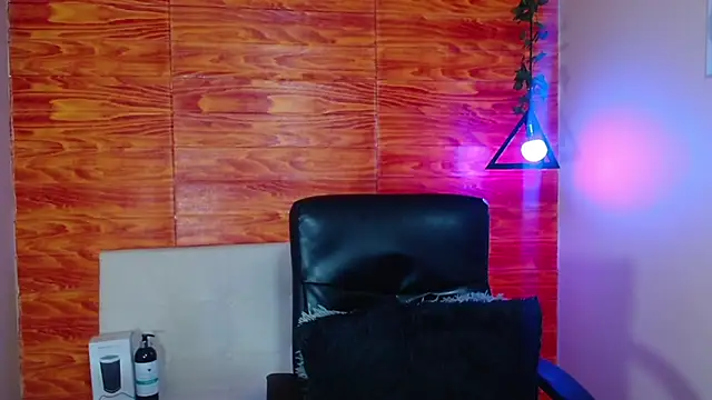 Snapshot of Bastiaan_28 chatting on 03-21-25, 03:44 Bastiaan 28 online show from 03-21-25, 03:44