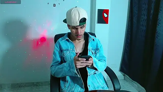 Snapshot of Bastiaan_28 chatting on 10-10-25, 10:53 Bastiaan 28 online show from 10-10-25, 10:53