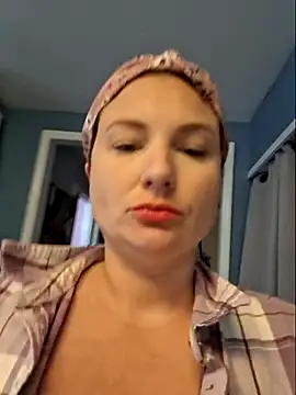 Snapshot of MilfyMrsRobinson chatting on 10-15-25, 03:12 MilfyMrsRobinson online show from 10-15-25, 03:12