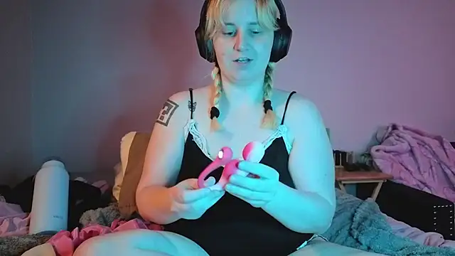 Snapshot of Glitch_Witch chatting on 07-25-26, 05:05 Glitch Witch online show from 07-25-26, 05:05