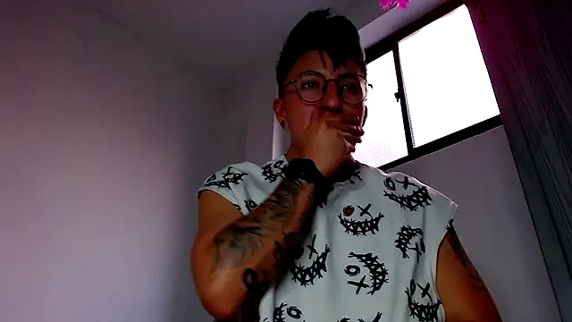 Snapshot of Sexyboy_666 chatting on 10-28-25, 02:09 Sexyboy 666 online show from 10-28-25, 02:09