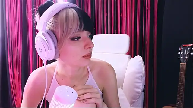 Snapshot of Avi_Nile chatting on 02-01-26, 04:44 Avi Nile online show from 02-01-26, 04:44