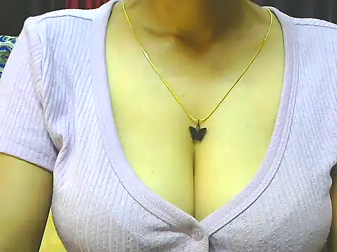 Snapshot of ishmita99 chatting on 04-03-26, 04:32 ishmita99 online show from 04-03-26, 04:32