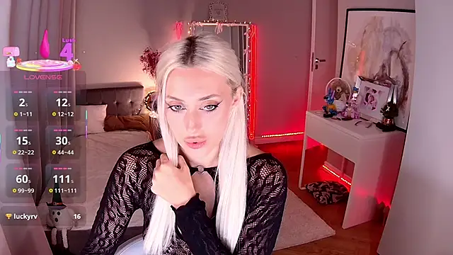 LoryWood online show from 11-09-25, 03:43