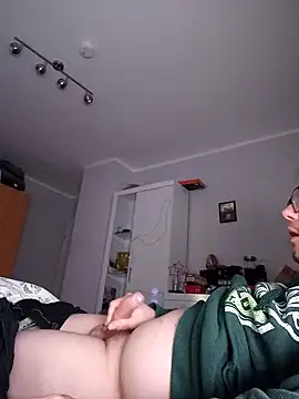 Snapshot of larsgessner30 chatting on 12-15-25, 02:16 larsgessner30 online show from 12-15-25, 02:16