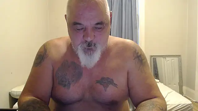 Newfiesausage1972 online show from 10-25-25, 11:51