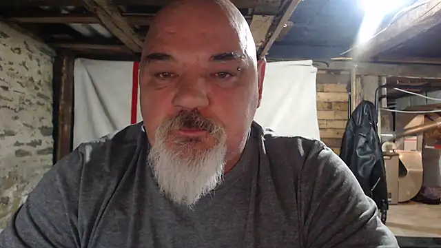 Newfiesausage1972 online show from 11-20-25, 11:48