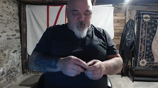 Newfiesausage1972 online show from 12-02-25, 08:08