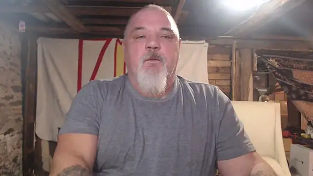 Newfiesausage1972 online show from 02-10-26, 01:15