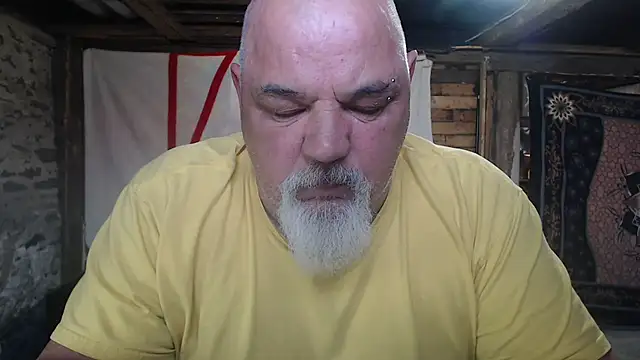 Newfiesausage1972 online show from 04-23-26, 03:03