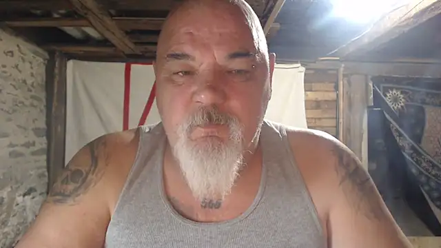 Newfiesausage1972 online show from 04-25-26, 07:55