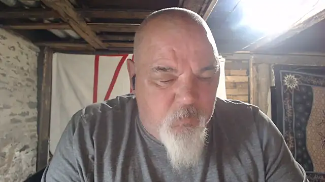 Newfiesausage1972 online show from 04-28-26, 07:24