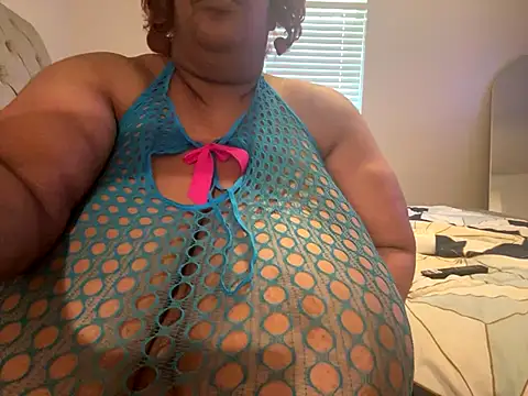 Snapshot of Missredboneo12 chatting on 09-30-25, 04:34 Missredboneo12 online show from 09-30-25, 04:34