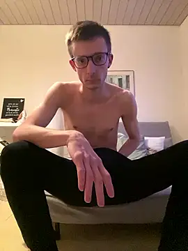 Snapshot of Sturmi18 chatting on 01-12-26, 04:12 Sturmi18 online show from 01-12-26, 04:12