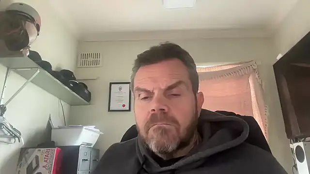 Snapshot of toptugger chatting on 01-20-25, 01:53 toptugger online show from 01-20-25, 01:53