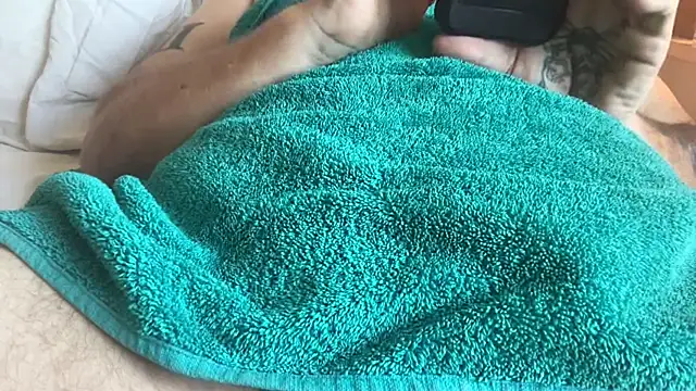 Snapshot of toptugger chatting on 09-30-25, 10:31 toptugger online show from 09-30-25, 10:31