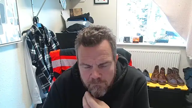 Snapshot of toptugger chatting on 12-03-25, 12:25 toptugger online show from 12-03-25, 12:25