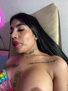 Snapshot of saragill323 chatting on 03-21-25, 10:39 saragill323 online show from 03-21-25, 10:39