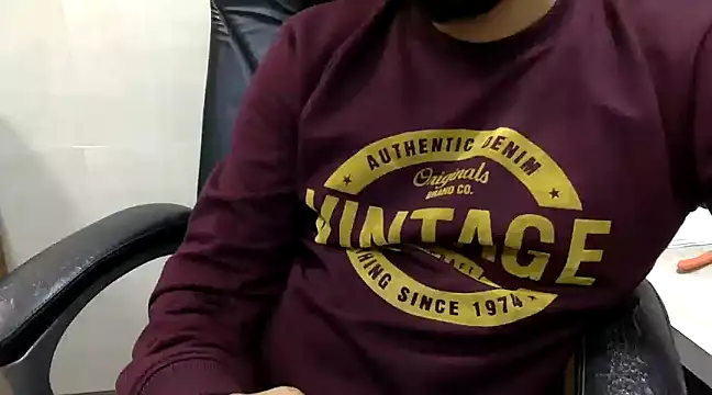 Snapshot of itstherahul chatting on 01-01-25, 10:32 itstherahul online show from 01-01-25, 10:32