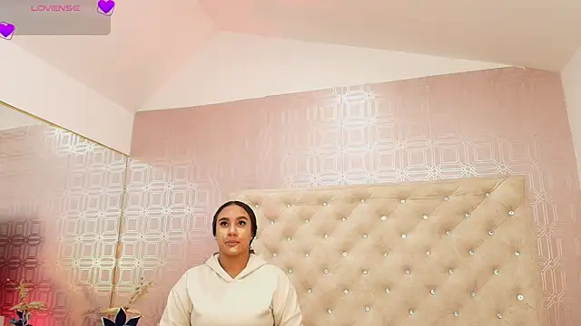 Snapshot of Sara_Desire chatting on 01-15-25, 12:25 Sara Desire online show from 01-15-25, 12:25