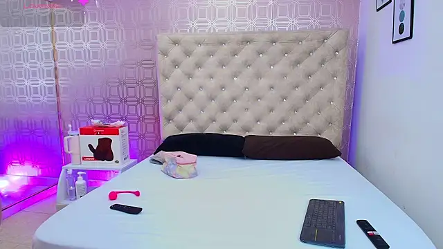 Snapshot of Sara_Desire chatting on 03-15-25, 12:34 Sara Desire online show from 03-15-25, 12:34