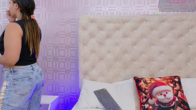 Snapshot of Sara_Desire chatting on 11-25-25, 12:16 Sara Desire online show from 11-25-25, 12:16