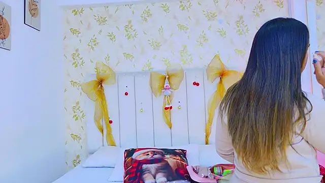 Snapshot of Sara_Desire chatting on 12-16-25, 12:21 Sara Desire online show from 12-16-25, 12:21