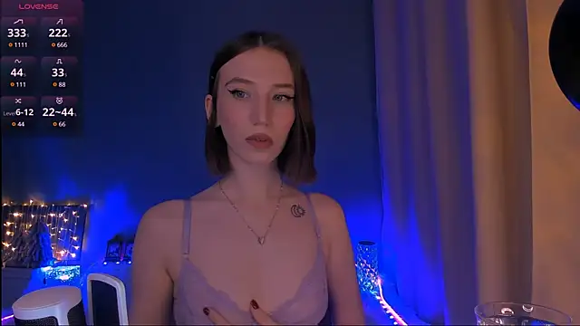 Snapshot of ellaamber chatting on 01-12-25, 10:54 ellaamber online show from 01-12-25, 10:54