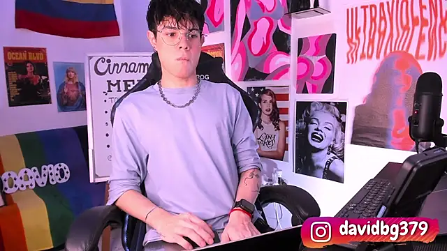 Snapshot of cinnamon_boyxxx chatting on 03-18-25, 01:21 cinnamon boyxxx online show from 03-18-25, 01:21