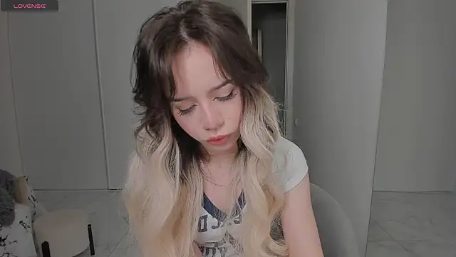 Snapshot of KellyBarton chatting on 12-10-24, 12:50 KellyBarton online show from 12-10-24, 12:50