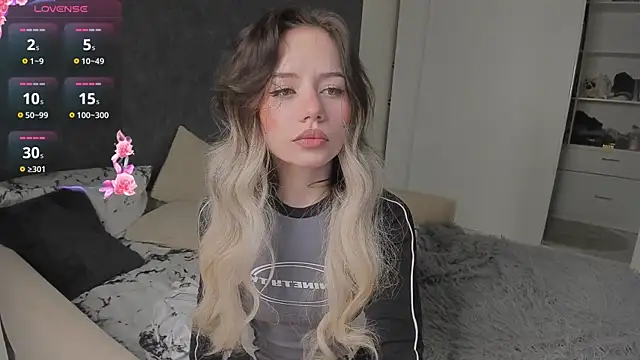 Snapshot of KellyBarton chatting on 12-18-24, 11:40 KellyBarton online show from 12-18-24, 11:40