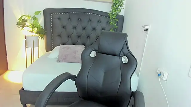 Snapshot of zoe_danae_ chatting on 12-29-24, 03:24 zoe danae online show from 12-29-24, 03:24