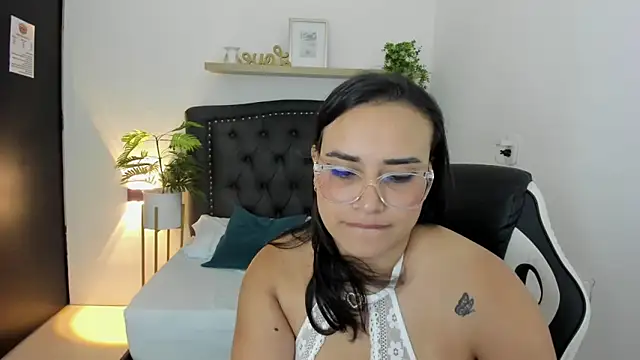 Snapshot of zoe_danae_ chatting on 02-26-25, 03:19 zoe danae online show from 02-26-25, 03:19