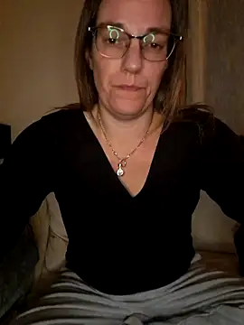 Snapshot of SpiceLea chatting on 12-15-24, 10:15 SpiceLea online show from 12-15-24, 10:15