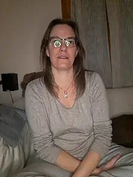 Snapshot of SpiceLea chatting on 12-17-24, 09:16 SpiceLea online show from 12-17-24, 09:16