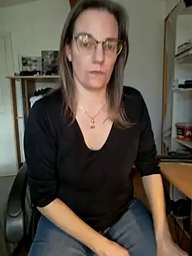 Snapshot of SpiceLea chatting on 12-21-24, 02:37 SpiceLea online show from 12-21-24, 02:37