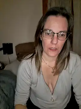 Snapshot of SpiceLea chatting on 12-21-24, 10:08 SpiceLea online show from 12-21-24, 10:08