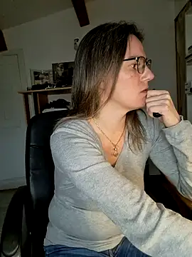 Snapshot of SpiceLea chatting on 12-22-24, 03:22 SpiceLea online show from 12-22-24, 03:22