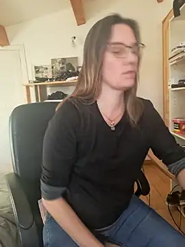 Snapshot of SpiceLea chatting on 12-26-24, 02:48 SpiceLea online show from 12-26-24, 02:48