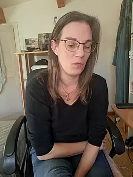 Snapshot of SpiceLea chatting on 12-28-24, 02:42 SpiceLea online show from 12-28-24, 02:42